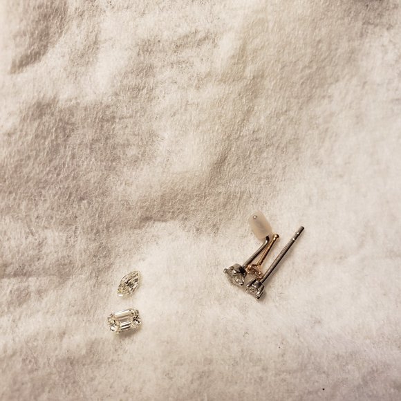 3 diamond nose studs and two loose natural diamond stones - Picture 5 of 5